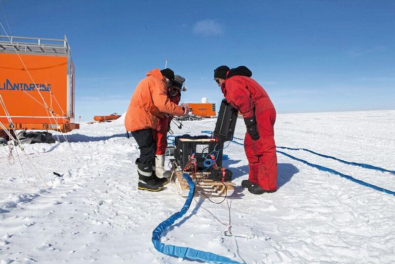 Vorbereitungen für die Radarmessung am Little Dome C zur Bestimmung der Schichtstruktur des Eises an potentiellen Bohrstellen. (Luca Vittuari )