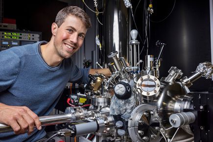 Accurate to an atom: Jonas Allerbeck at the scanning tunneling microscope. Here, the excitation pulses are targeted at defect sites in the 2D material with atomic precision – and the physical processes are measured.