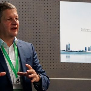 Jürgen Siefert erläutert im Rahmen einer Pressekonferenz wie Schneider Electric mit der Systemarchitektur EcoStruxure seinen Kunden den Weg in die digitale Zukunft ebnet. 