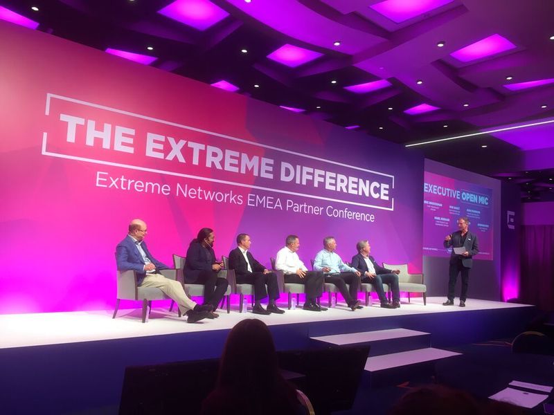 Das Management-Team von Extreme stellte sich zur Eröffnung der Konferenz auf der Bühne vor und seine Trinkfestigkeit unter Beweis. (Dietmar Müller)