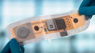 Das Pflaster mit Sensoren, Elektronik und Batterie kann problemlos auf den Oberkörper geklebt werden. (Bild: Fraunhofer IZM / Volker Mai)