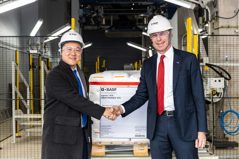During the opening ceremony for the second phase of BASF’s new, world-scale antioxidants plant in Shanghai, China, Daniel Wang (left), Procurement Manager of Borouge, receives the first pallet of Irganox 1076 from Hermann Althoff, Senior Vice President, Performance Chemicals Asia Pacific, BASF. (BASF)