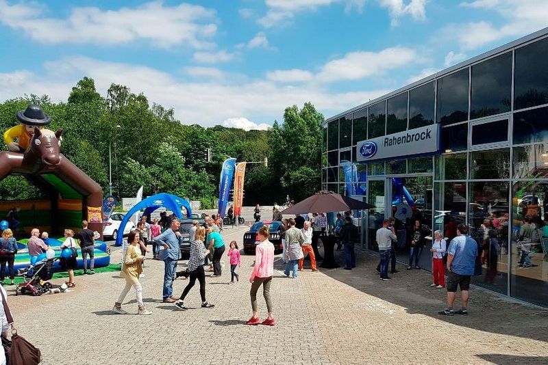 Rahenbrock ist in Osnabrück eine feste Institution, dementsprechend groß war auch das öffentliche Interesse bei der Eröffnung des Ford-Stores. (Rahenbrock)