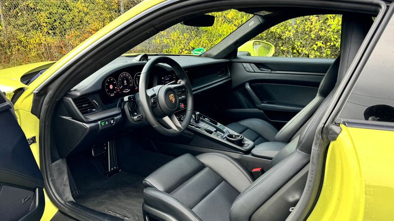 Die adaptiven Sportsitze Plus bieten einen hervorragenden Kompromiss aus Seitenhalt und Langstreckenkomfort. (Bild: Schreiner – VCG)