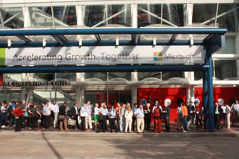 WPC-Teilnehmer warten vor dem Konferenzzetrum in Houston. (IT-BUSINESS/Sarah Maier)