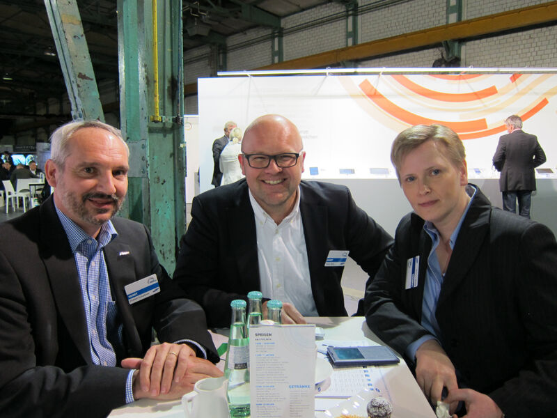 (v. l.) Robert Scheibner und Franz Klotz, CANCOM, mit Nicole Schmidt, Samsung ()