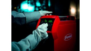 Auch wenn man als Schweißfachkraft Handschuhe trägt, ist die Bedienung der Artis 300 von Fronius dennoch kein Problem, heißt es vom Hersteller. Die Bedienung ist intuitiv verständlich. (Bild: Fronius)