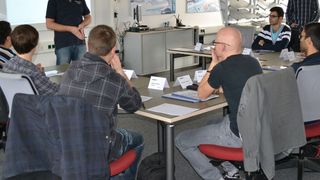 Im RAFI-Schulungszentrum in Weingarten: Gangolf Götz, Leiter des Schulungszentrums,  mit Elektrotechnik-Studenten der Hochschule Ravensburg-Weingarten. (Bild: RAFI)