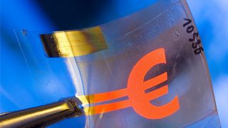 Mit dem neuen Inline-Detektionssystem der Fraunhofer-Allianz Polo sollen Verkapselungsfolien für flexible organische Leuchtdioden (OLEDs) künftig ohne Defekte hergestellt werden. (Fraunhofer-IAP)