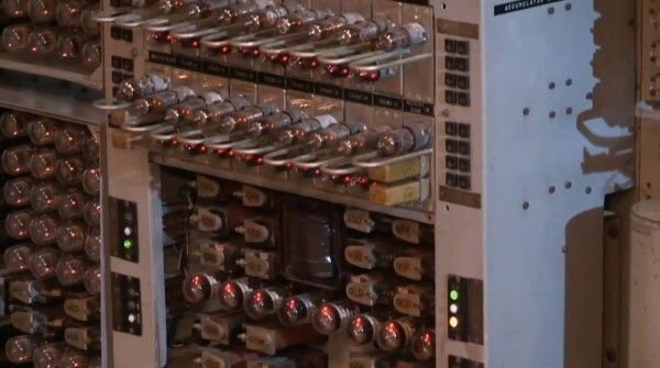 Ein historischer Moment: WITCH, der älteste funktionstüchtige Computer der Welt wird nach drei Jahren Restaurierung gebootet und so wieder zum Leben erweckt (Bild: TNMOC)