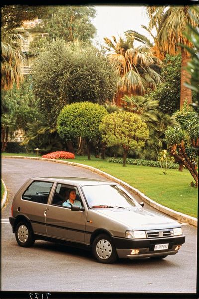 1989 bekam der kleine Fiat ein Facelift. Dieses umfasste flachere Scheinwerfer, einen neuen Kühlergrill, eine neue Front- und Heckpartie sowie eine überarbeitete Innenausstattung mit neuem Cockpit. (Bild: Fiat)