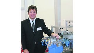 Die flexible Bereitstellungseinrichtung ist laut MRW-Geschäftsführer Gregor Fuisting „offen für die Zukunft“. Bei Typänderungen können bis auf die Bereitstellungsnester fast alle Teile ohne Änderung weitergenutzt werden. Mechanikbedingt können bis 60 Teile in der Minute zugeführt werden. (Bild: Schäfer)