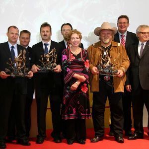 Alle Preisträger und Laudatoren (v.l.n.r.): Andreas Volprecht (Lewa), Olaf Kramm (Fanuc), Manfred Hahl (EDAG), Olaf Gehrels (Fanuc), Diane von Württemberg, Enrico Grassi (Elettric80), Norbert Bargmann (Messe München), Duilio Tissino (Fanuc) und Gerald Mies (Fanuc).