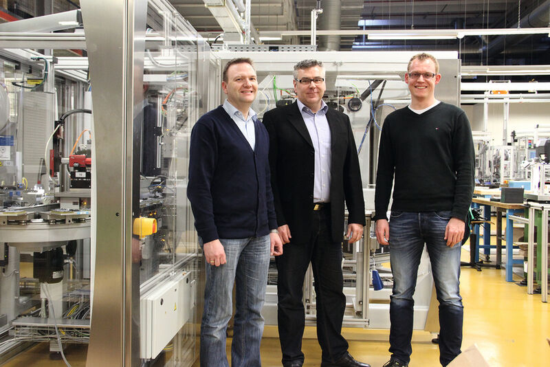 Klaus Schöbel (links) und Simon Ziegler (rechts), beide von Varta Microbattery, sowie Ulrich Vogel, Beckhoff-Vertriebsbüro Crailsheim, vor einer Blisterverpackungsmaschine für Knopfzellen. (Beckhoff)