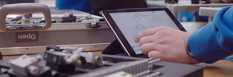 Eigene Tablets und selbst entwickelte Apps bilden die technische Grundlage des digitalisierten Ausbildungsprogramms.(Bild:  Riva GmbH Engineering)