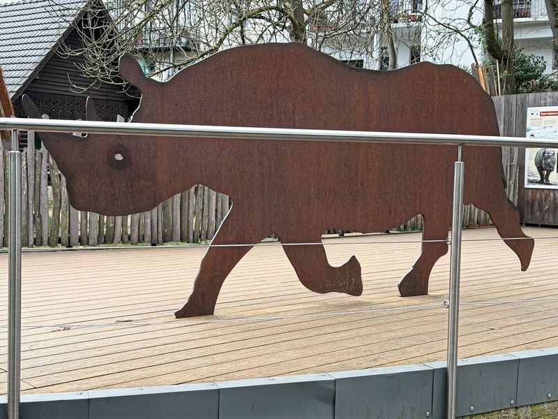 Vor dem Hintergrund der erforderlichen sicherheitstechnischen und wirtschaftlichen Nachhaltigkeit spielt der Werkstoff Edelstahl seine werkstoffspezifischen Eigenschaften bei Geländern und Handläufen aus. (Bild: J. Tusch)