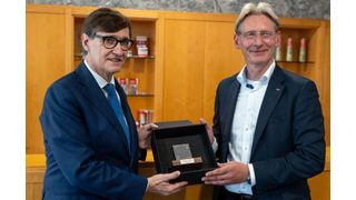 Kataloniens Präsident der Regionalregierung Salvador Illa (l.) und Alexander Bässler, Vorsitzender der Geschäftsführung der Unternehmensgruppe Fischer, weihen das neue Logistikzentrum ein. (Bild: Fischer)