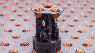 Die „celluveyor“-Module haben drei Räder und können eine beliebig große Matrix bilden, auf der sich Pakete 360° bewegen lassen.  (IPH)