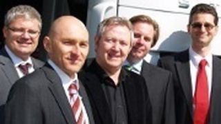 (v. li.): Andreas Köhl (TÜV Nord), Rafael Jonas und Karl-Heinz Häußler (GWZ Hildesheim), Marc van Eupen (AutoDo!) und Thomas Kretschmer (Iveco). (Archiv: Vogel Business Media)