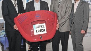 Kfz-Innung Baden-Baden, Bühl, Rastatt zeichnet langjähriges Engagement aus: (v.li.) Geschäftsführer Ruben Schäfer, Erich Regenold (42 Jahre Innungsarbeit) und Andreas Haitzler (15 Jahre Innungsarbeit) sowie Obermeister Dieter Burkart.  (Bild: Zietz)