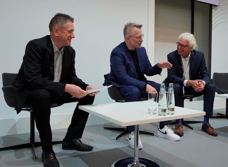 Wiesböck, Heinemann und Akkermans (vlnr) in entspannter Runde am Ende des WEEF (Bild: Elektor)