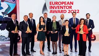 Die ausgezeichneten Erfindungen sind vielfältig. Sie reichen von optimierten kohlenstoffbasierten Materialien für Ultrakondensatoren über Flüssigmetallbatterien zur Speicherung von Energie bis hin zur Entgiftung kontaminierter Böden durch metallfressende Pflanzen sowie einer medizinischen Plattform zur Herstellung therapeutischer Krebsimpfstoffe. (Bild: EPA)