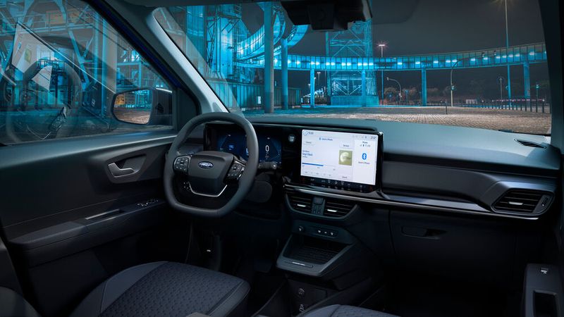 Im Cockpit gibt es einen großen Bildschirm. (Bild: Ford)