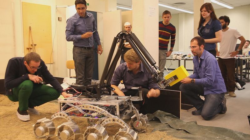 Das SEAR-Kernteam setzt sich aus wissenschaftlichen und studentischen Mitarbeitern vom Fachgebiet Raumfahrttechnik der Technischen Universität Berlin zusammen. Das Institut für Luft- und Raumfahrt ist mit zahlreichen erfolgreichen Weltraummissionen erfahren im Bau und Betrieb von Satelliten. Die Gruppe wird durch Studierende der Luft- und Raumfahrttechnik im Rahmen von Abschlussarbeiten und Lehrveranstaltungen ergänzt. (DLR)