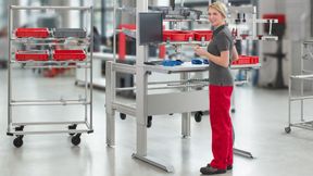 Mit Montagearbeitstischen und Bereitstellungswagen von item Industrietechnik verbinden Sie Ergonomie in der Produktion und Intralogistik besonders effizient.  (Bild: item)