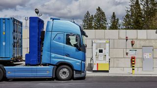 Lkw mit Wasserstofftanks (dunkelblaue Box): Volltanken in unter 15 Minuten, bis zu 1.000 Kilometer fahren ohne zu tanken. (Bild: Volvo Trucks)