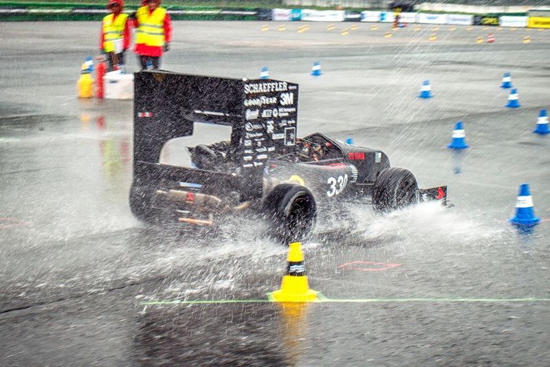 115 Teams aus 24 Nationen, darunter China und Indien, nahmen vom 8. bis zum 13. August 2017 am Konstruktionswettbewerb Formula Student Germany 2017 am Hockenheimring teil. (Formula Student Germany/Schulz)