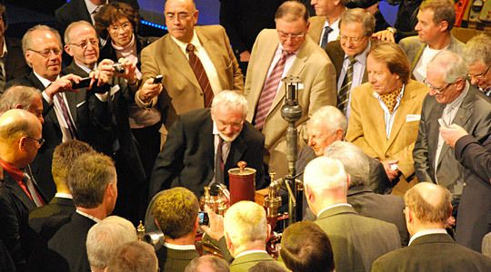 Technik-Begeisterung: Der historische Motor „Benz Velo“ von 1896 lässt Männerherzen im Zwei-Takt schlagen. (Archiv: Vogel Business Media)