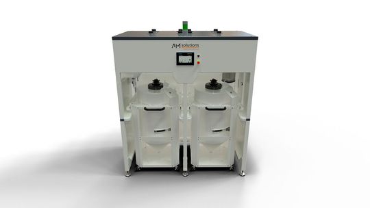 Wer bei der Pulverversorgung in Sachen 3D-Druck mit Kunststoffen besonders effizient und sicher arbeiten will, der sollte sich auf der Formnext bei AM Solutions unter anderem das Powder Management System (PMS) anschauen. Weltpremiere feiert aber noch eine zweite Innovation ...(Bild:  Rösler Oberflächentechnik)