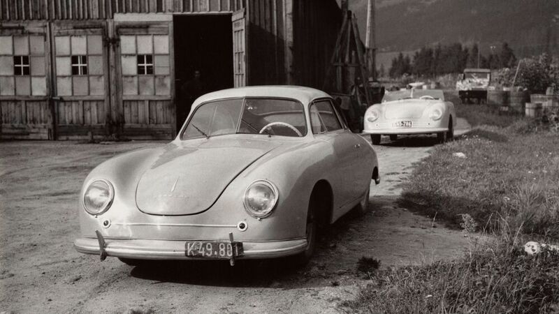 Porsche 356 Coupé auf dem Werksgelände in Gmünd, Österreich 1948.