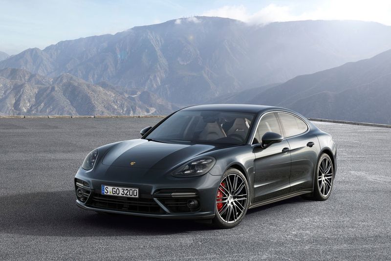 Wir bewegten den Turbo in gelassener Fahrweise im Bereich seines Normverbrauchs von 9,3 Litern, brauchten im Schnitt 11,8 und bei spaßiger Fahrweise rund 13 Liter. (Porsche)
