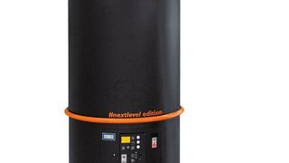 Die Limited Edition des Hallenbelüfters Clean Air Tower von Kemper kommt passend zur aktualisierten TRGS-Regel 528 für schweißtechnische Arbeiten bezüglich der erlaubten Schadstoffbelastung. Die Absaugleistung soll um 10 % höher sein als beim Vorgängermodell.  (Kemper)