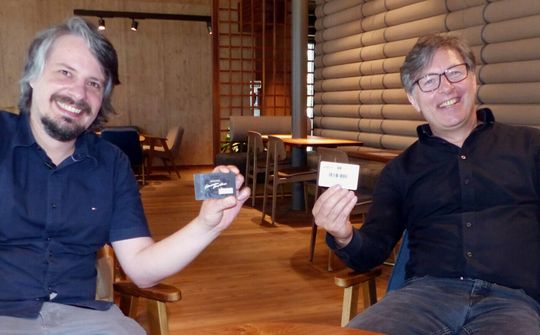 (Die Geschäftsführer der Backstube Herrmann Härdtner präsentieren die neue Kundenkarte. (Bild: secupay))