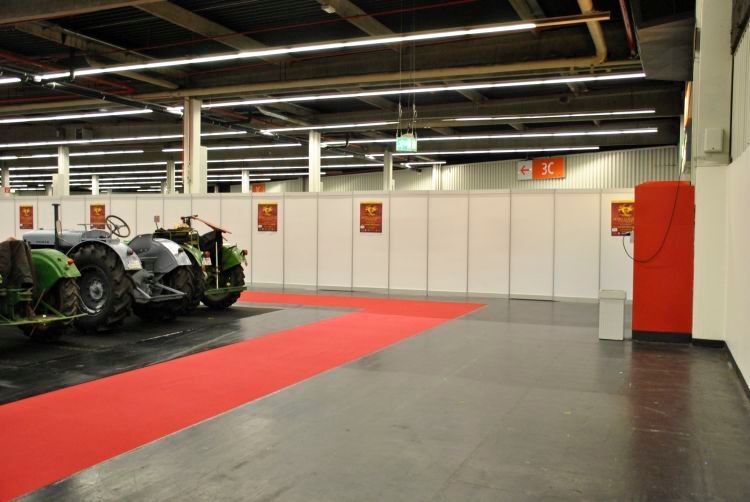 Und auch dort, wo von Haus aus abgetrennt war, zeigte sich reichlich nackter Hallenboden. (Dominsky)