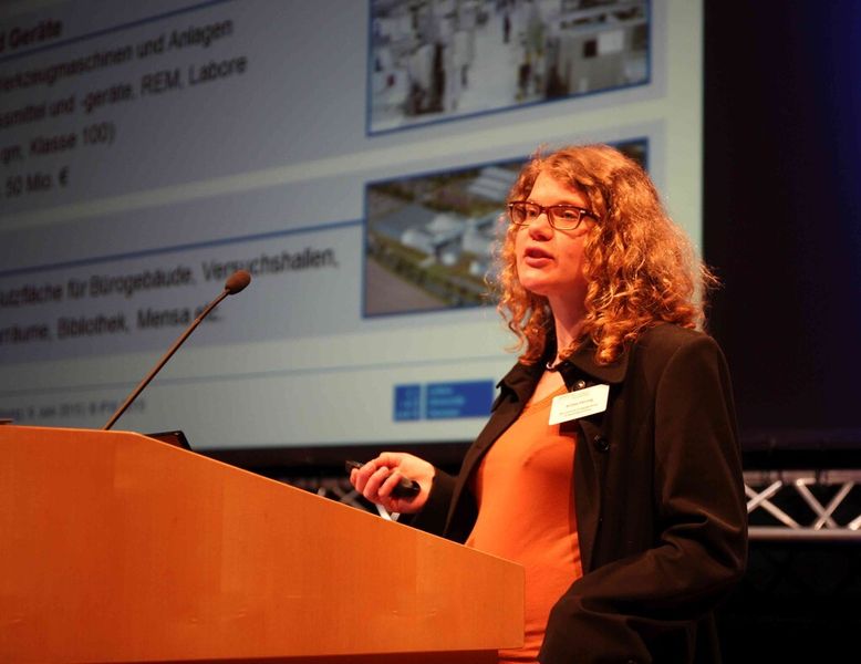 Dr. Britta Hering vom Institut für Fertigungstechnik und Werkzeugmaschinen (IFW) der Leibniz Universität Hannover: „Mit Implantaten aus resorbierbaren Magnesiumlegierungen kann der degradationsbedingte Stabilitätsverlust an die wachsende Knochenstabilität angepasst werden. Das unterstützt die Knochenheilung optimal.“ (Reinhardt)