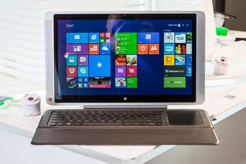 HP schlägt mit seinem Envy x2 in die gleiche Kerbe wie Lenovo: 8 GB RAM, Full-HD-Dsiplay, 228 GB SSD-Speicher, sowie Intels Core M Chip und Beats Audio-Lautsprecher richten sich an Business-Anwender, die etwas mehr Leistung brauchen. (Bild: HP)