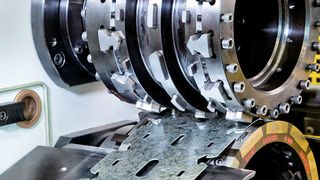 Bild 1: Das Rotationsstanzen gilt als ernstzunehmende Alternative zum Hubstanzen. Damit lassen sich beispielsweise Bauprofile herstellen.  (Bild: Baust)