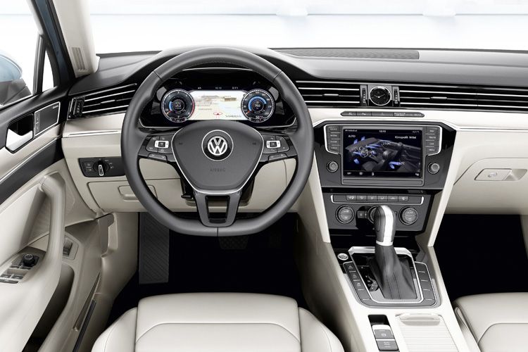 Innen überzeugt der neue Passat mit weich hinterschäumten Kunststoffen, dem für die Marke typisch übersichtlichen und aufgeräumten Cockpit und bester Verarbeitung. (Foto: VW)