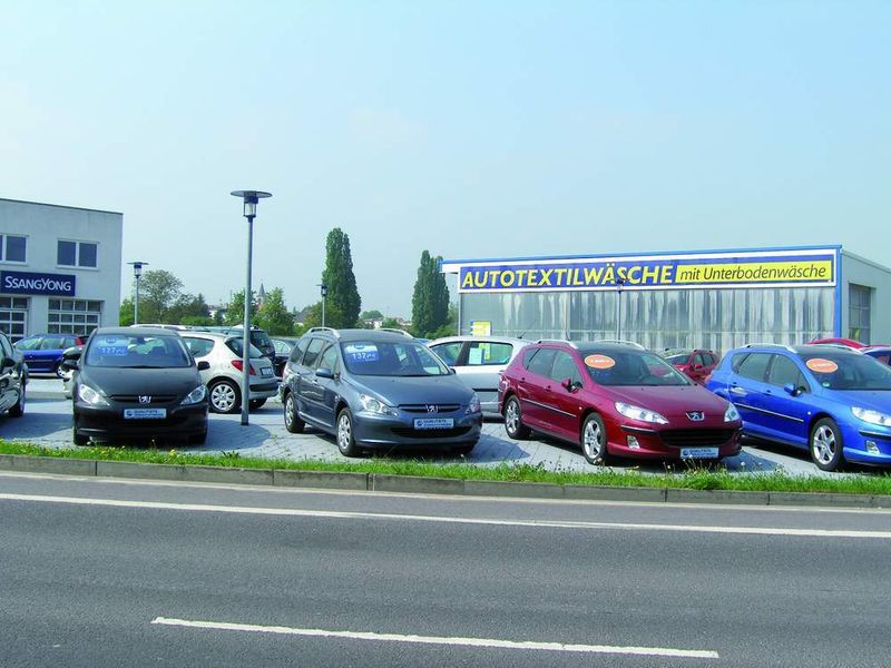An der Straße sollten die Fahrzeuge stehen, auf die ein Händler besonders aufmerksam machen will. (Archiv: Vogel Business Media)