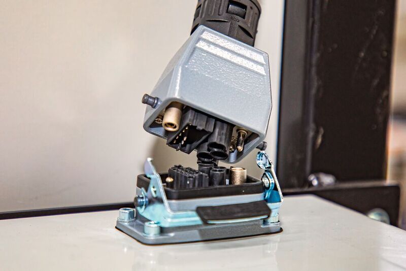 Die Kabelkonfektionen werden von Lapp für jeden Sägemaschinentyp maßgeschneidert geliefert.  (Bild: Harwi/Lapp)