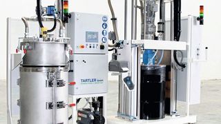 Die Vakuumabfüllanlage Tava 200 F von Tartler sorgt etwa für das störluftfreie Befüllen von 200-l-Fässern mit pastösen oder hochviskosen Fluiden. In Kombination mit dem System Nodopox 200 1K wird die Anlage auf der Fakuma und der Bondexpo zu sehen sein. (Tartler)