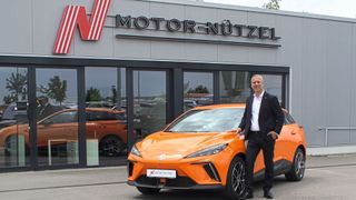 Thomas Bezold, Geschäftsführer der Motor-Nützel Handels-GmbH, präsentiert den MG 4 Electric – einen von mehreren Modellen der chinesischen Marke, die neu im Nützel-Portfolio ist. (Bild: Motor Nützel)
