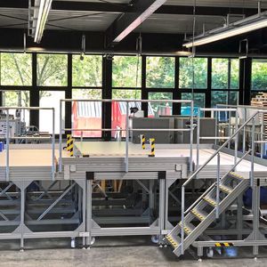 In enger Zusammenarbeit mit Airbus konstruierte item ein spezielles Treppen/Podeste-System für die Raumsonde Juice. Die Konstruktion sollte zum einen den Messarm Magboom optimal abstützen, zum anderen eine schwingungstechnisch entkoppelte Arbeitsebene bieten.(Bild:  item Industrietechnik GmbH)