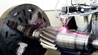 Bild 1: Im Bereich des Maschinenbaus ist die Regenerierung von teuren Komponenten wie Antriebswellen und Turbomaschinenläufern von Interesse sowie die Regenerierung von Getriebe- und Turboladerkomponenten. Das Bild zeigt ein Beispiel für das Auftragschweißen einer Getriebewelle. (Bild: Stork Gears&Services)