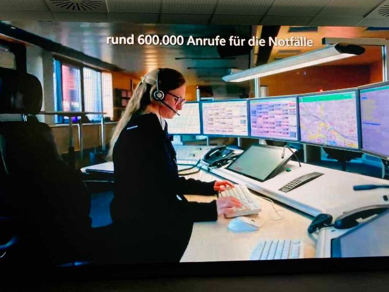 Rund 600.000 Notfall-Anrufe gehen jährlich bei der Münchner Feuerwehr ein. (Bild: Rüdiger/Microsoft)