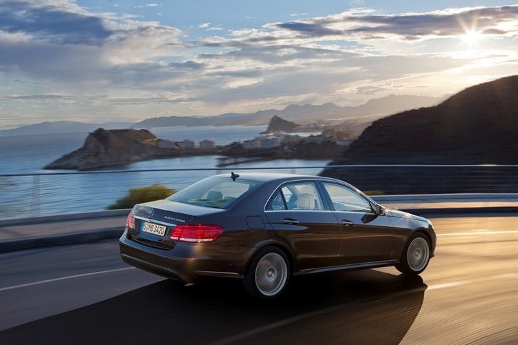 In der Aufpreisliste zu finden: Die Distronic Plus mit Lenk-Assistent kann den Fahrer bei der Spurhaltung entlasten und beherrscht teilautonomes Staufolgefahren. (Foto: Daimler)